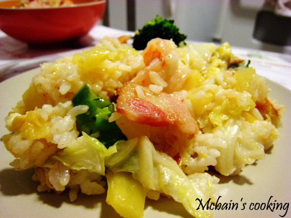 菠萝虾仁什锦炒饭