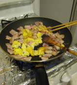 菠萝虾仁什锦炒饭,下入切碎的<a style='color:red;display:inline-block;' href='/shicai/ 443'>培根</a>，炒出油脂