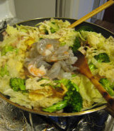 菠萝虾仁什锦炒饭,加入<a style='color:red;display:inline-block;' href='/shicai/ 300'>虾</a>，烹入<a style='color:red;display:inline-block;' href='/shicai/ 718'>料酒</a>