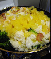 菠萝虾仁什锦炒饭,放入<a style='color:red;display:inline-block;' href='/shicai/ 6501'>剩米饭</a>,加入滗去水的<a style='color:red;display:inline-block;' href='/shicai/ 97173'>菠萝罐头</a>,炒匀