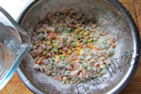 三宝玉米饼,加入适量清水,少量多次,边加边拌匀