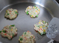 三宝玉米饼,烧热平底锅,加入适量食用油,将面糊舀入锅中,摊成小饼