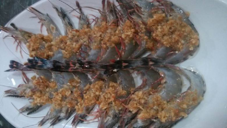 蒜蓉蒸开边虾,均匀的在虾上面铺一层蒜蓉~让后锅上气后放进去蒸3分钟取出撒<a style='color:red;display:inline-block;' href='/shicai/ 3250'>葱</a>珠淋热油即可~