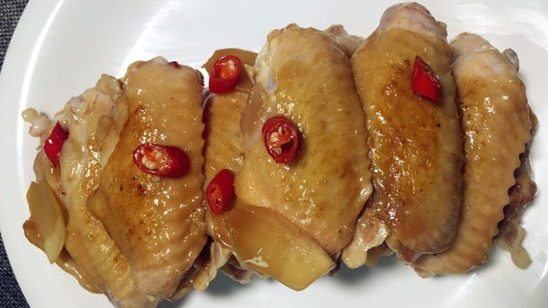 【食在Fastee】火辣辣啤酒奇异果鸡翅,鸡翅两面烤至轻微金黄即可(我已经闻到香味了,可惜还没熟哦)