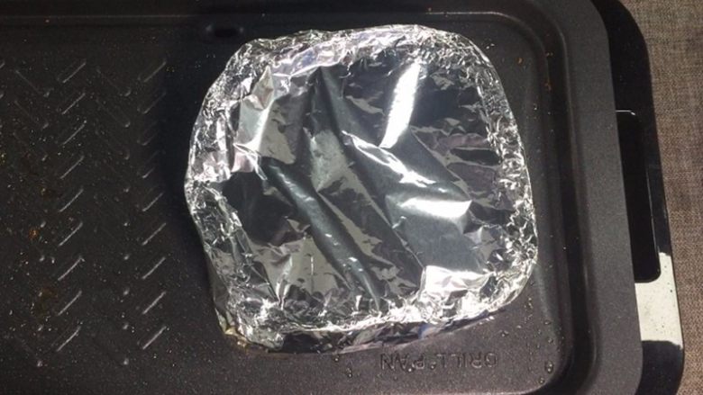 【食在Fastee】火辣辣啤酒奇异果鸡翅,再给小盒子做个小盖子,这样就更快熟啦~(我大概焖了15分钟,如果不确定是否熟就用筷子戳一下鸡翅,没有血水出就O啦~)