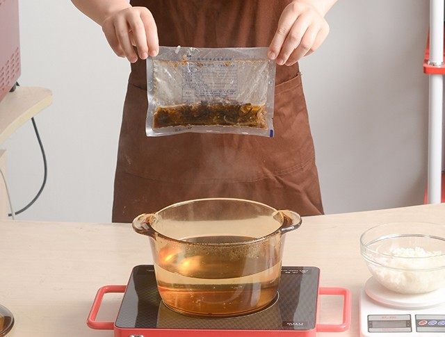 黑椒牛肉丝五彩虾仁炒饭,料理包放入水中带包装水煮加热10分钟