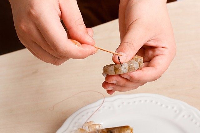 黑椒牛肉丝五彩虾仁炒饭,鲜虾去头去壳后用牙签挑出虾线