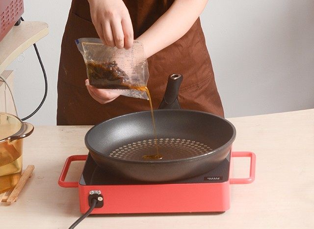 黑椒牛肉丝五彩虾仁炒饭,加热好的黑椒牛肉丝倒入平底锅中翻炒