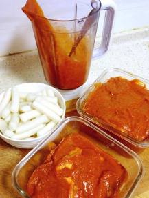 鸳鸯芝士排骨,将排骨放入酱料里,进行腌制,需要腌制5个小时以上。