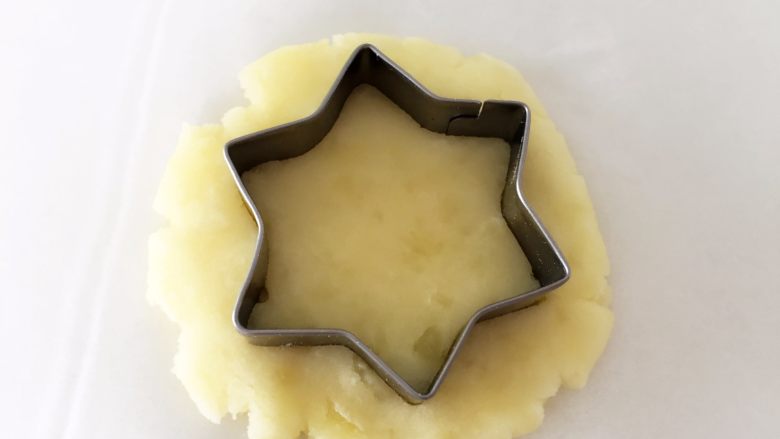 秋葵土豆饼,用模具压成型,没有模具用手整形成圆圆的形状也可以。