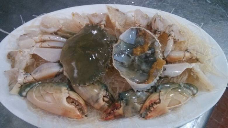 粉丝蒸菜蟹,再来就是把菜蟹一块一块肉朝外摆一圈盖放上面~然后在蟹肉上撒上少许盐跟鸡精~别下太多不然粉丝可能会太咸~