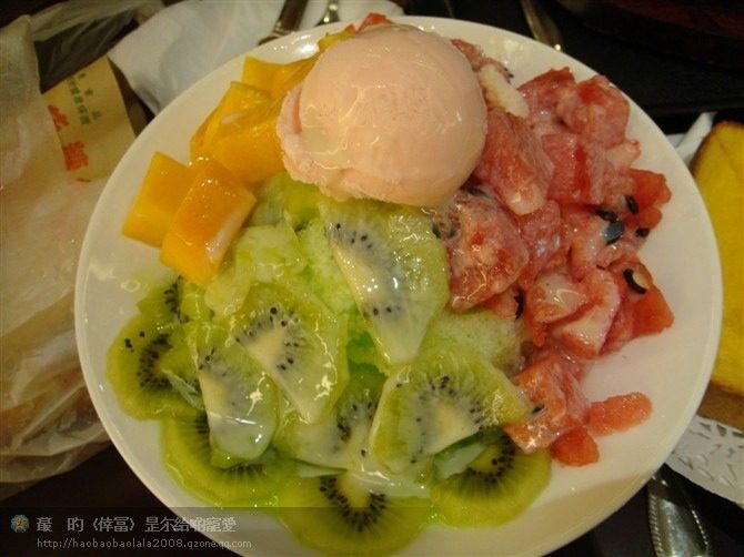 不用沙拉酱的沙拉,之后摆成自己心仪的形状，加上酸奶