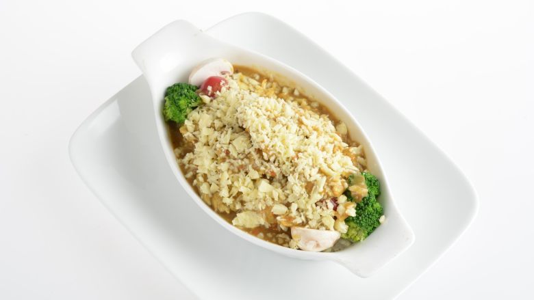 咖喱苹果鸡焗饭,在食材表面均匀的覆盖上芝士