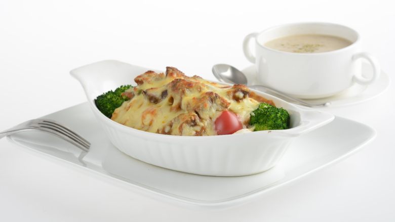 咖喱苹果鸡焗饭,烤好后取出即可享用美味