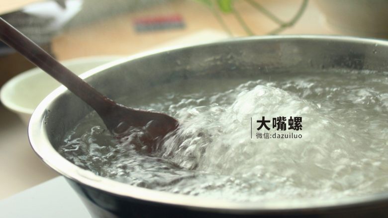 清爽红糖凉粉丨大嘴螺,为使凉粉口感更加细腻,减少颗粒感,在加热过程中需用勺子不断搅拌,煮至沸腾即可关火