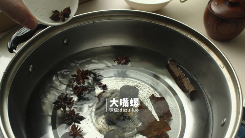 红糖茶叶蛋丨大嘴螺,冷水放入八角、桂皮、香叶、茶叶等香料
