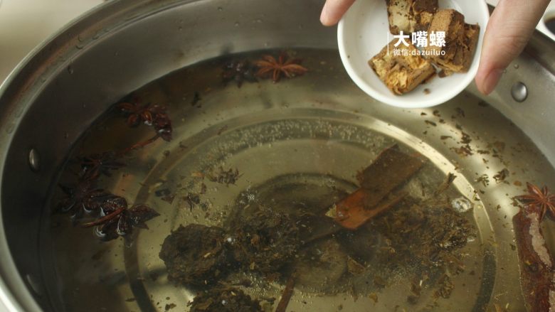 红糖茶叶蛋丨大嘴螺,水沸腾后,放入三只咸鱼极品玫瑰红糖调味,迅速溶解,自带玫瑰香甜~