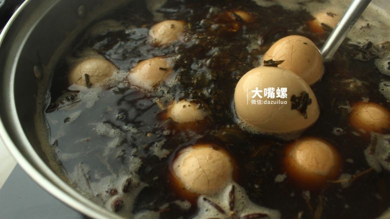 红糖茶叶蛋丨大嘴螺,随后放入鸡蛋,<a style='color:red;display:inline-block;' href='/shicai/ 788'>生抽</a>和盐也一并放入,大火沸腾后关火,待冷却后重新开火煮至沸腾,重复3次此步骤可使鸡蛋更快入味,如时间充足,可以直接用小火熬煮半