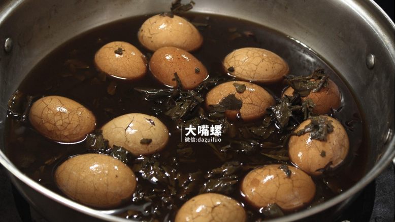 红糖茶叶蛋丨大嘴螺,当天煮好,让鸡蛋晾冷浸泡一晚,隔夜再取出食用,更入味,光看这成色就知道啦
