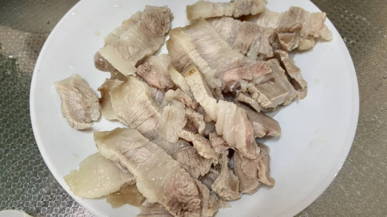 土豆回锅肉,五花肉放至不烫手,切一两毫米的片