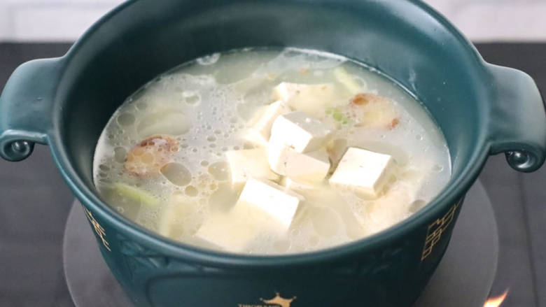 鲈鱼炖豆腐,加入焯过水的豆腐,大火继续炖5分钟左右。