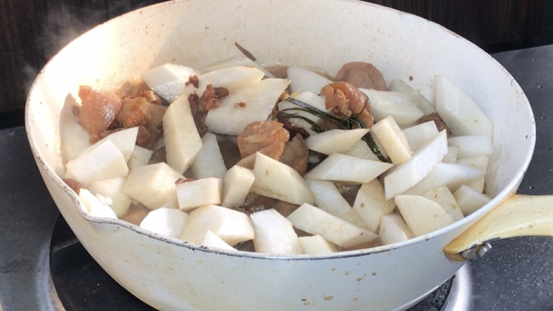 白萝卜炖猪肉,猪肉熟烂后加入萝卜、盐、<a style='color:red;display:inline-block;' href='/shicai/ 720'>胡椒粉</a>拌匀,继续炖10分钟