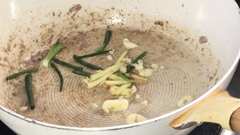 双椒牛排,就着油锅,放入葱姜蒜,炒香
