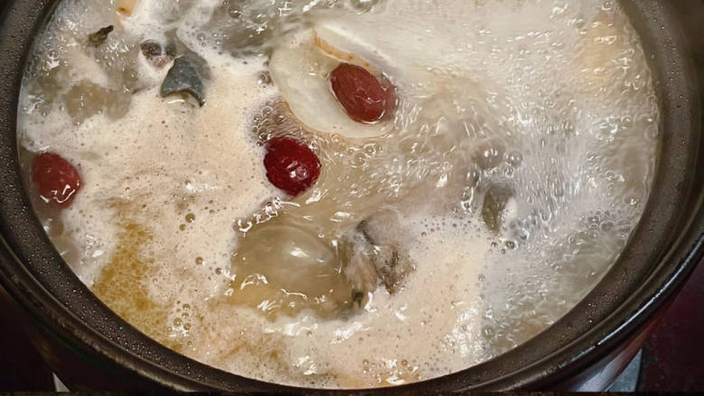 鲜天麻乌鸡汤,热锅放少许油,放姜,放鸡,爆炒,盏些黄酒,加开水,放红枣,大火烧开转小火一个小时,再放枸杞一分钟。