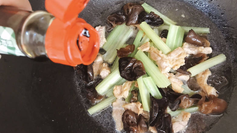 芹菜木耳炒肉丝,加入适量温水,一点点老抽