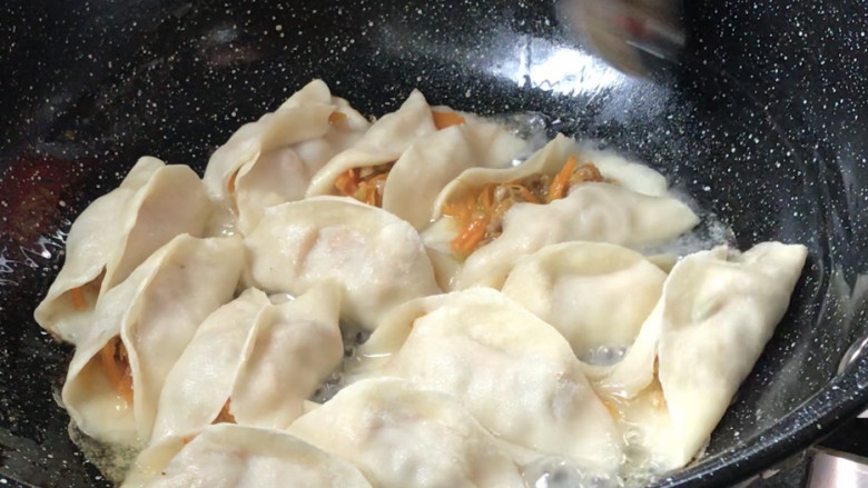 牛肉锅贴,开盖后沿着锅边,淋入少许食用油