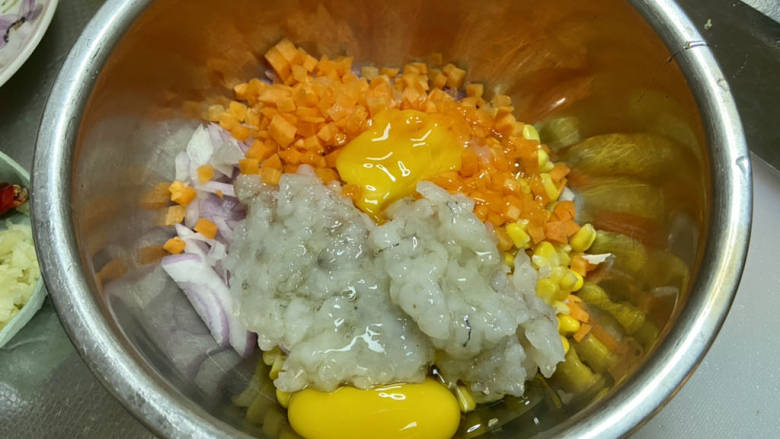 鲜虾蔬菜饼➕鲜虾洋葱胡萝卜玉米小饼,取一大碗,加入胡萝卜粒洋葱粒,虾肉粒,玉米粒,打入鸡蛋