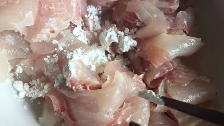 金汤鱼,适量淀粉,抓拌均匀