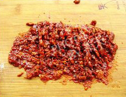 辣味鸡蛋饼,将<a style='color:red;display:inline-block;' href='/shicai/ 46964'>郫县豆瓣酱</a>切碎备用。