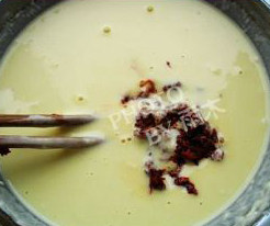 辣味鸡蛋饼,加入切碎的郫县豆瓣酱