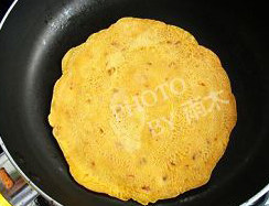 辣味鸡蛋饼,平底锅薄油小火慢煎熟