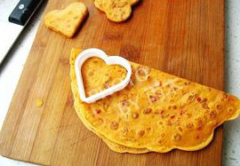 辣味鸡蛋饼,用模具压出喜欢的形状即可。