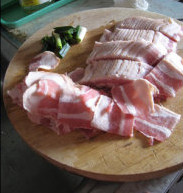 笋干炒培根,泡发的<a style='color:red;display:inline-block;' href='/shicai/ 2856'>笋干</a>滗去水，<a style='color:red;display:inline-block;' href='/shicai/ 443'>培根</a>切段，葱切段