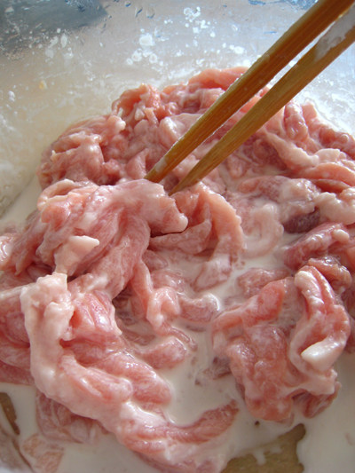 京酱肉丝,里脊切丝，用淀粉抓一下