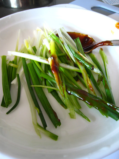 京酱肉丝,加入<a style='color:red;display:inline-block;' href='/shicai/ 712'>甜面酱</a>，翻炒匀，盘子里垫上<a style='color:red;display:inline-block;' href='/shicai/ 3250'>葱</a>段