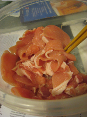 糖醋里脊炒三鲜,<a style='color:red;display:inline-block;' href='/shicai/ 11224'>猪里脊</a>洗净切片，加入盐，<a style='color:red;display:inline-block;' href='/shicai/ 718'>料酒</a>