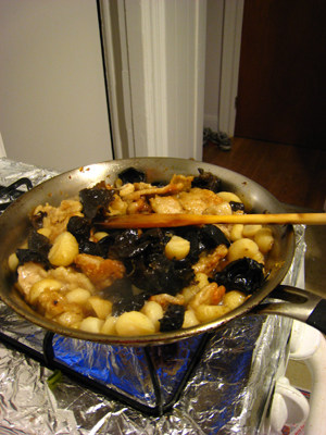 糖醋里脊炒三鲜,白<a style='color:red;display:inline-block;' href='/shicai/ 10588'>糖</a>，醋，少许清水兑成汁
加入荸荠，<a style='color:red;display:inline-block;' href='/shicai/ 136'>黑木耳</a>，<a style='color:red;display:inline-block;' href='/shicai/ 10588'>糖</a>醋汁，炒匀