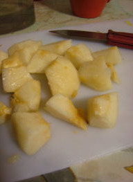 桂圆红枣姜汁炖梨,<a style='color:red;display:inline-block;' href='/shicai/ 594'>梨</a>去皮切块