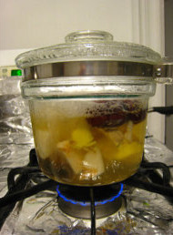 桂圆红枣姜汁炖梨,加<a style='color:red;display:inline-block;' href='/shicai/ 156925'>水</a>，烧开后转小火，炖煮40min