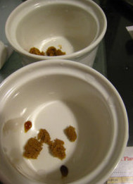 桂圆红枣姜汁炖梨,碗中放入<a style='color:red;display:inline-block;' href='/shicai/ 882'>红糖</a>，姜片捞出弃去，汤盛入碗中，趁热喝