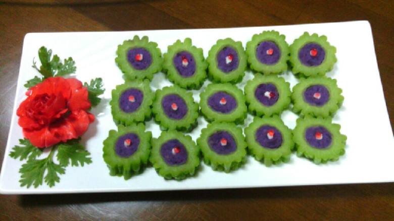 紫薯苦瓜,3拌好的紫薯泥塞入苦瓜里，切成1.5厘米左右薄片！摆盘即可。