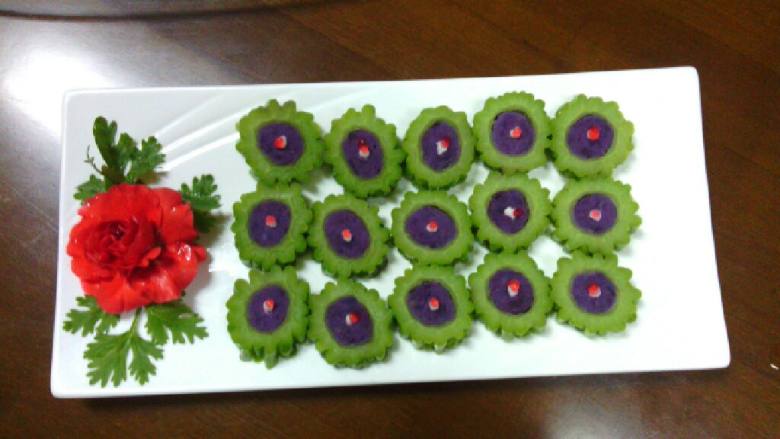 紫薯苦瓜,2<a style='color:red;display:inline-block;' href='/shicai/ 2643'>紫薯</a>蒸熟压成泥，用<a style='color:red;display:inline-block;' href='/shicai/ 865'>蜂蜜</a>拌匀！