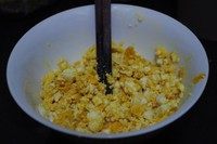 咸蛋焗南瓜（全蛋版）,用筷子叉子勺子等捣碎，尽可能捣的越碎越好！