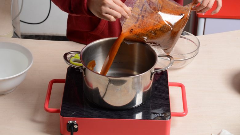 羊肉炉汤面,加热好的牛肉浓汤酱倒入锅中