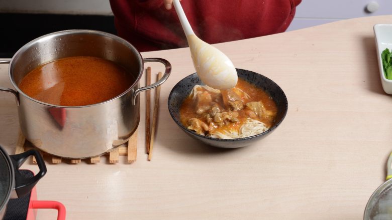 羊肉炉汤面,加热好的料包倒在面条上后加入两大勺牛肉浓汤汤底