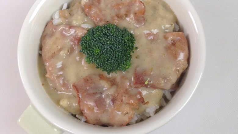 蘑菇培根焗饭,烫熟的西兰花放在中间